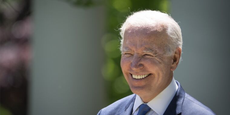 Biden praises ISPs for price cuts even as they “sabotage” his FCC nominee